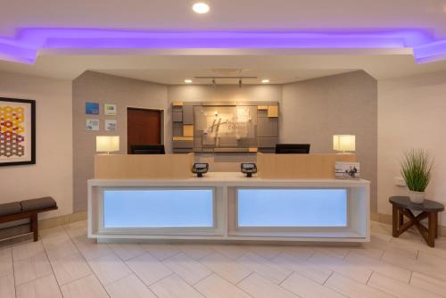 holiday inn express and suites bradley airport by ihg