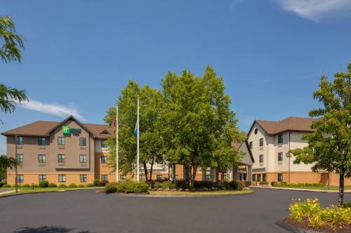 holiday inn express and suites bradley airport by ihg