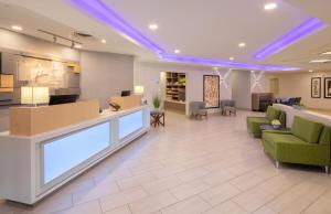 holiday inn express and suites bradley airport by ihg
