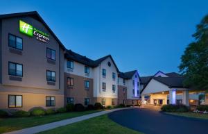holiday inn express and suites bradley airport by ihg