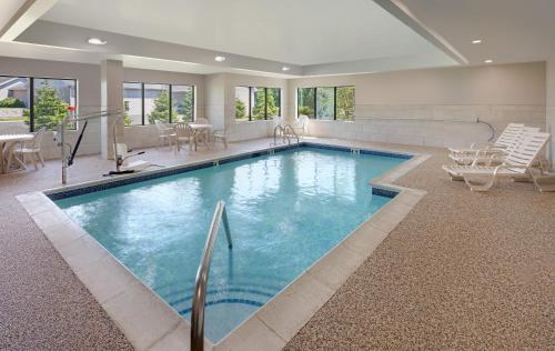 holiday inn express and suites bradley airport by ihg