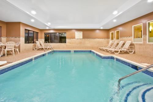 holiday inn express and suites bradley airport by ihg