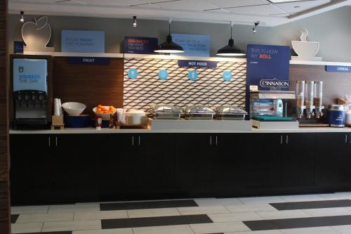 holiday inn express and suites bradley airport by ihg