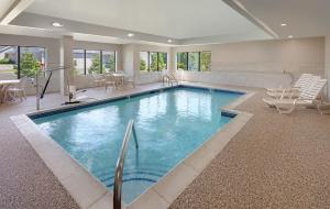 holiday inn express and suites bradley airport by ihg