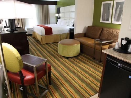 holiday inn express and suites huntsville airport by ihg
