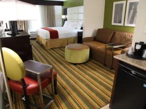 holiday inn express and suites huntsville airport by ihg