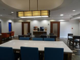 holiday inn express and suites huntsville airport by ihg