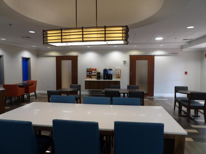 holiday inn express and suites huntsville airport by ihg