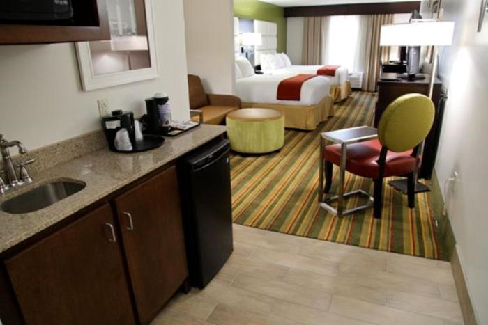 holiday inn express and suites huntsville airport by ihg
