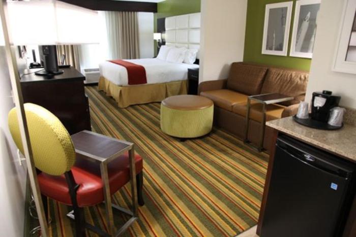 holiday inn express and suites huntsville airport by ihg