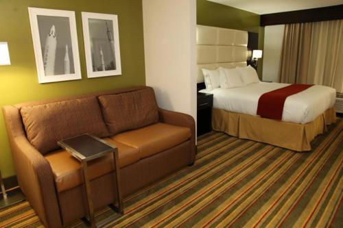 holiday inn express and suites huntsville airport by ihg