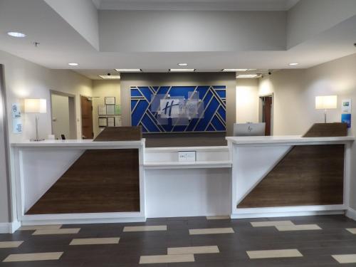 holiday inn express and suites huntsville airport by ihg