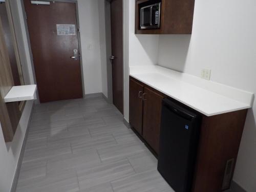 holiday inn express and suites huntsville airport by ihg