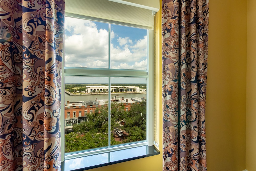 holiday inn express savannah historic district by ihg