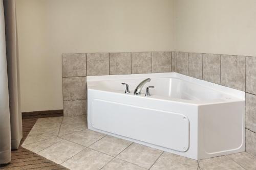 holiday inn express hotel and suites madison verona by ihg