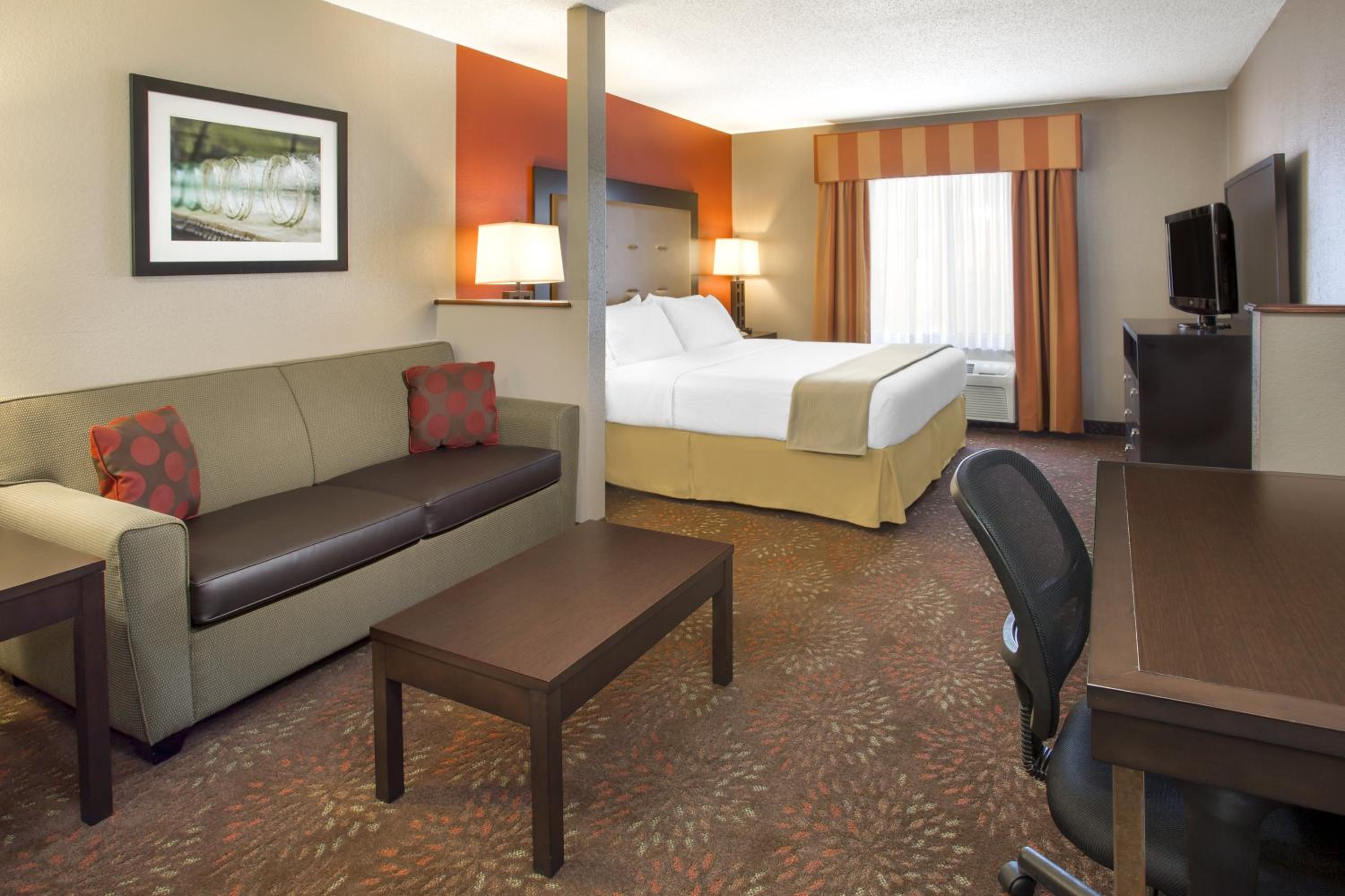 holiday inn express and suites muncie