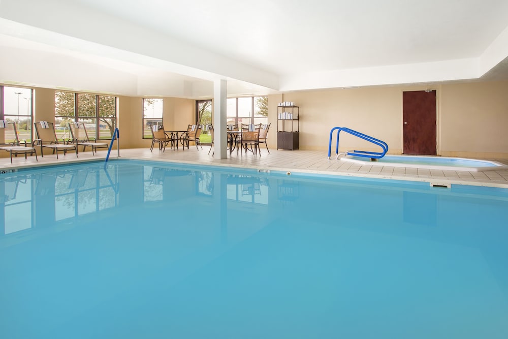 holiday inn express and suites muncie