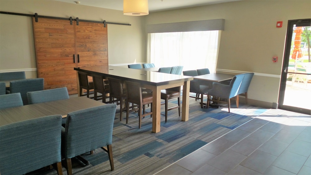 holiday inn express and suites muncie