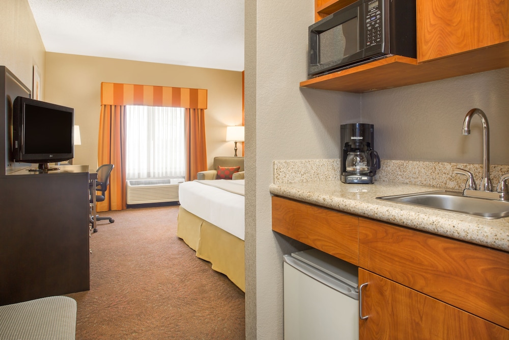holiday inn express and suites muncie