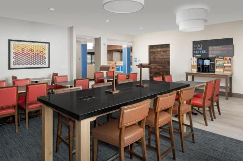 holiday inn express and suites puyallup tacoma are