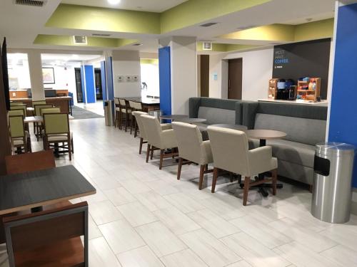 holiday inn express hotel and suites quincy i 10 by ihg
