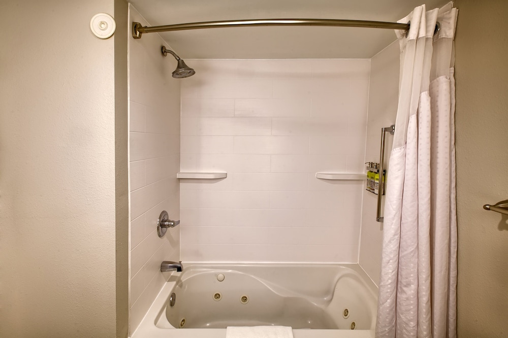 holiday inn express and suites raleigh north wake