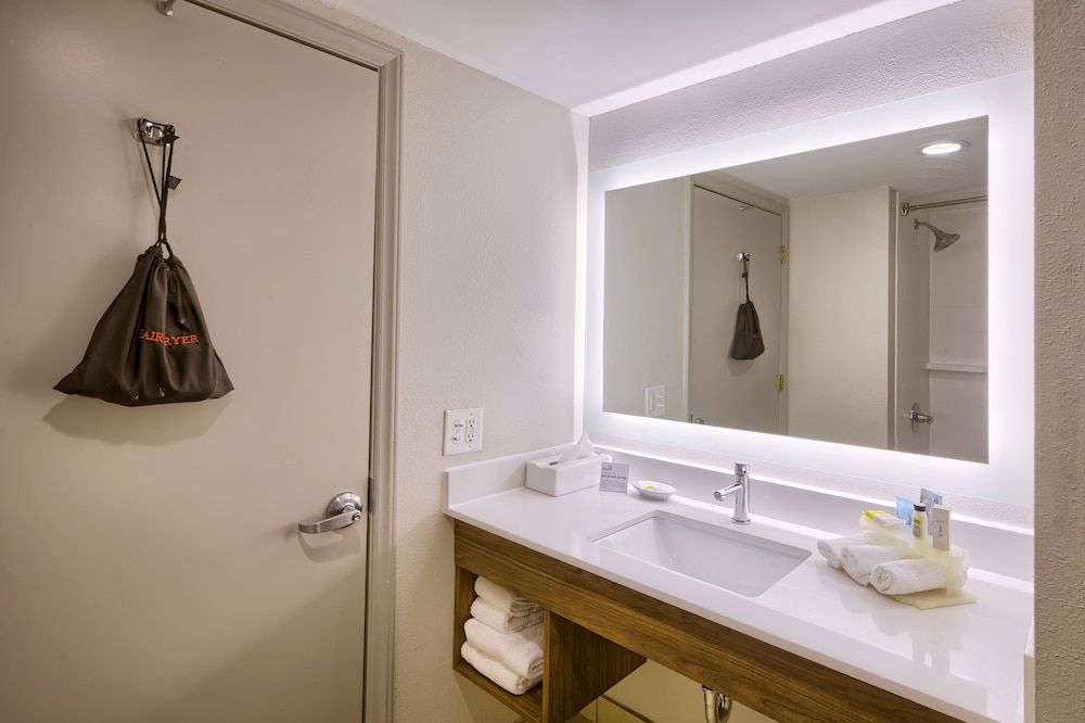 holiday inn express and suites raleigh north wake