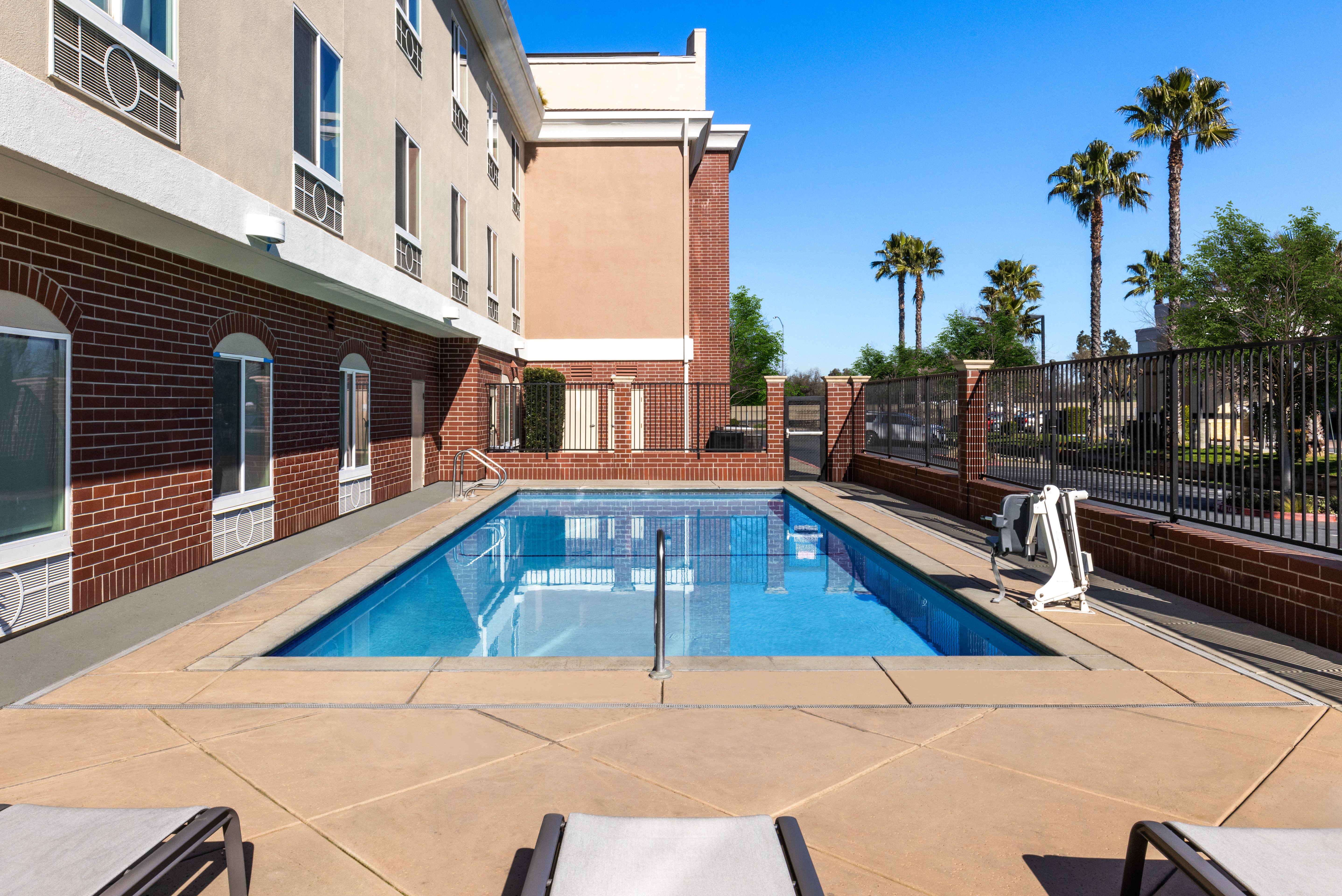 holiday inn express and suites sacramento ne cal expo