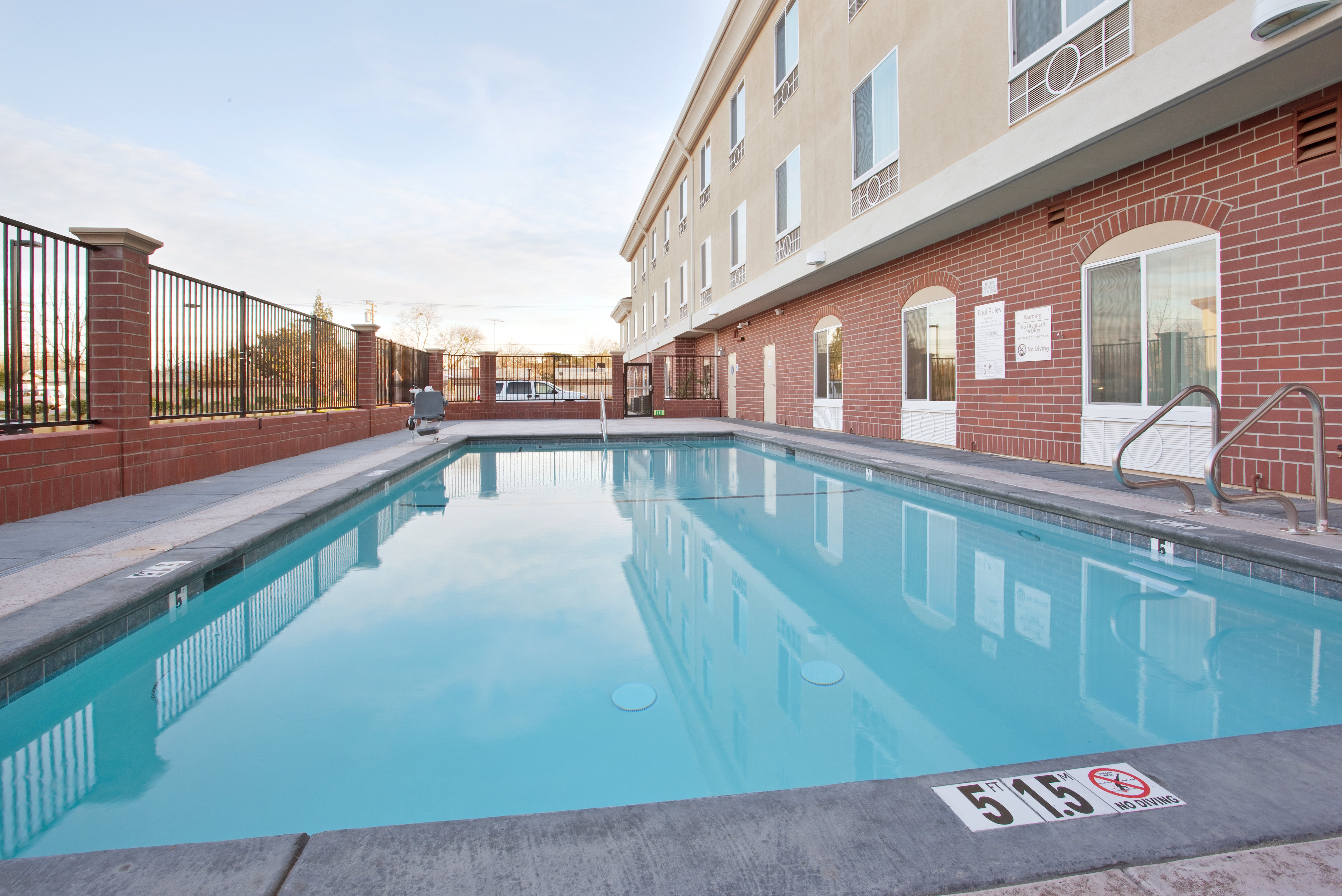 holiday inn express and suites sacramento ne cal expo