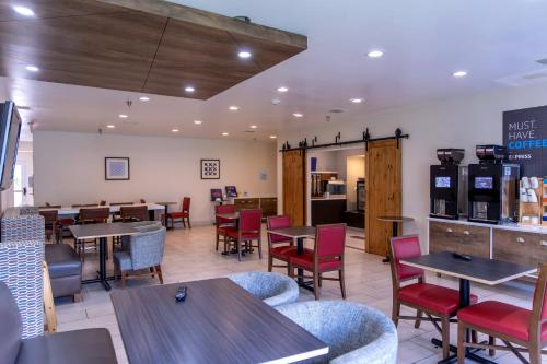 holiday inn express hotel and suites torrington by ihg