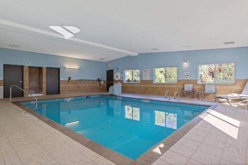 holiday inn express hotel and suites torrington by ihg