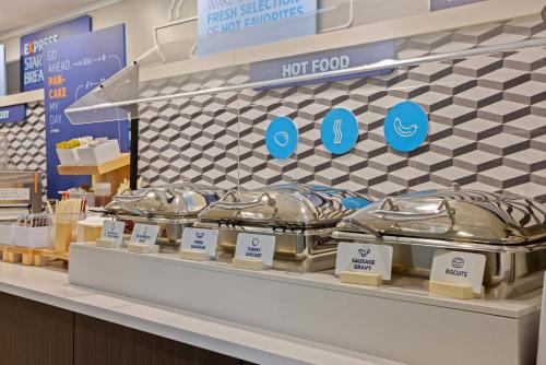 holiday inn express hotel and suites torrington by ihg