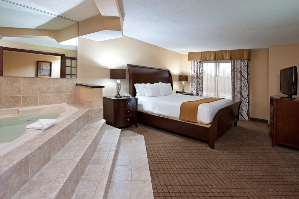 holiday inn express and suites wadsworth by ihg
