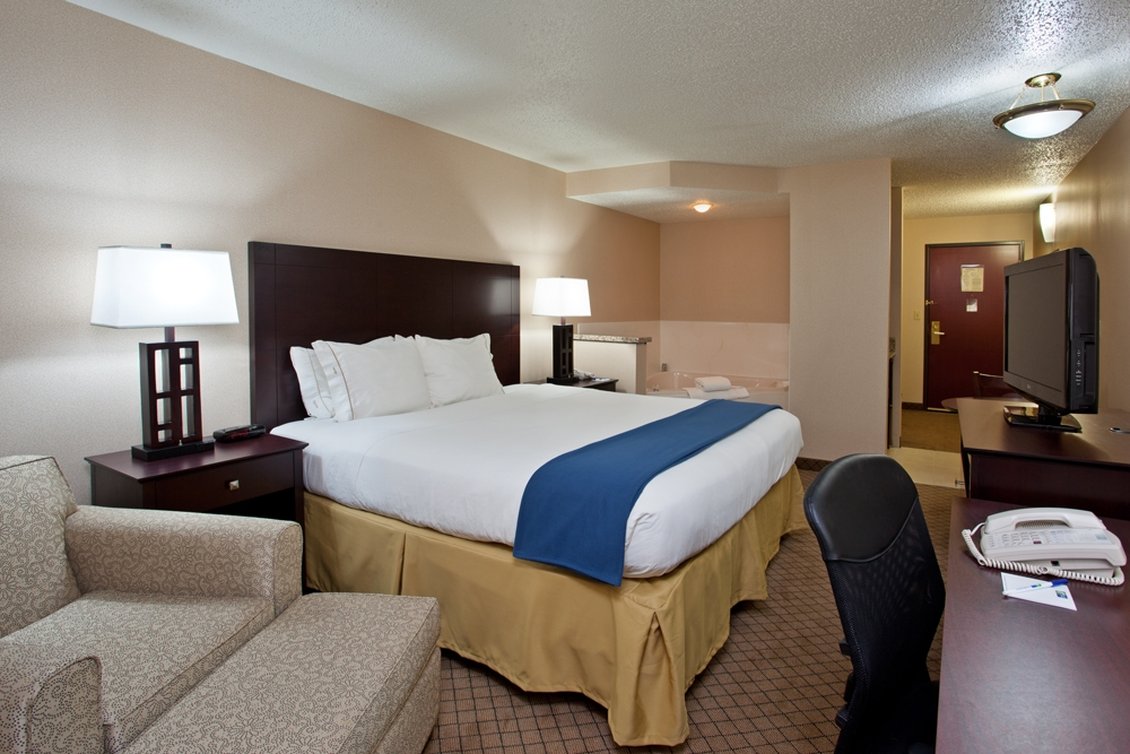 holiday inn express and suites wadsworth by ihg