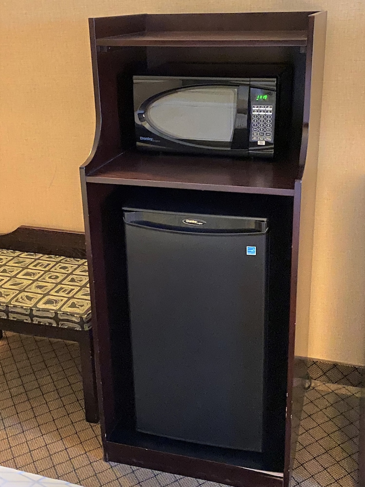 holiday inn express and suites wadsworth by ihg