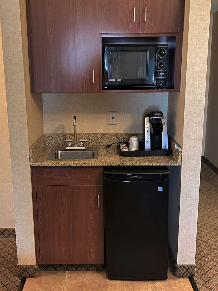holiday inn express and suites wadsworth by ihg