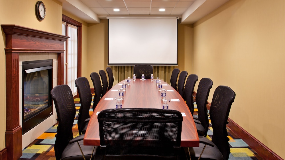 holiday inn express and suites wadsworth by ihg