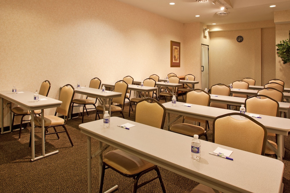 holiday inn express and suites wadsworth by ihg