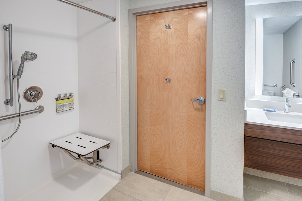 holiday inn express and suites west long branch eatontown
