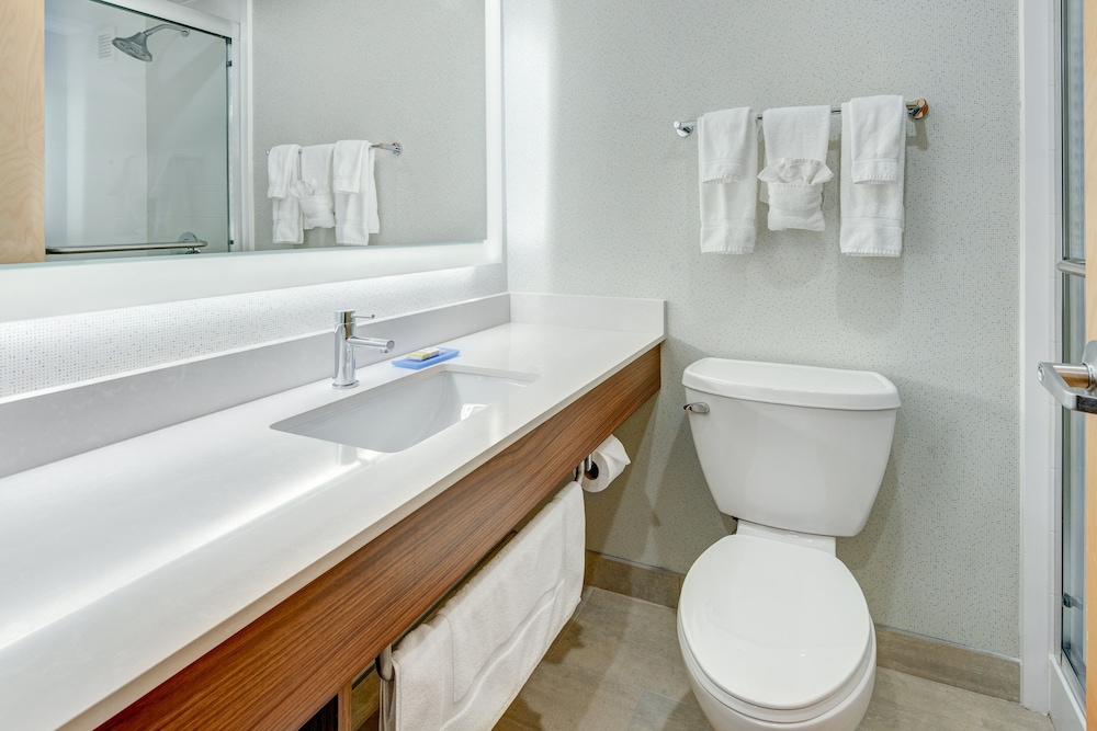 holiday inn express and suites west long branch eatontown