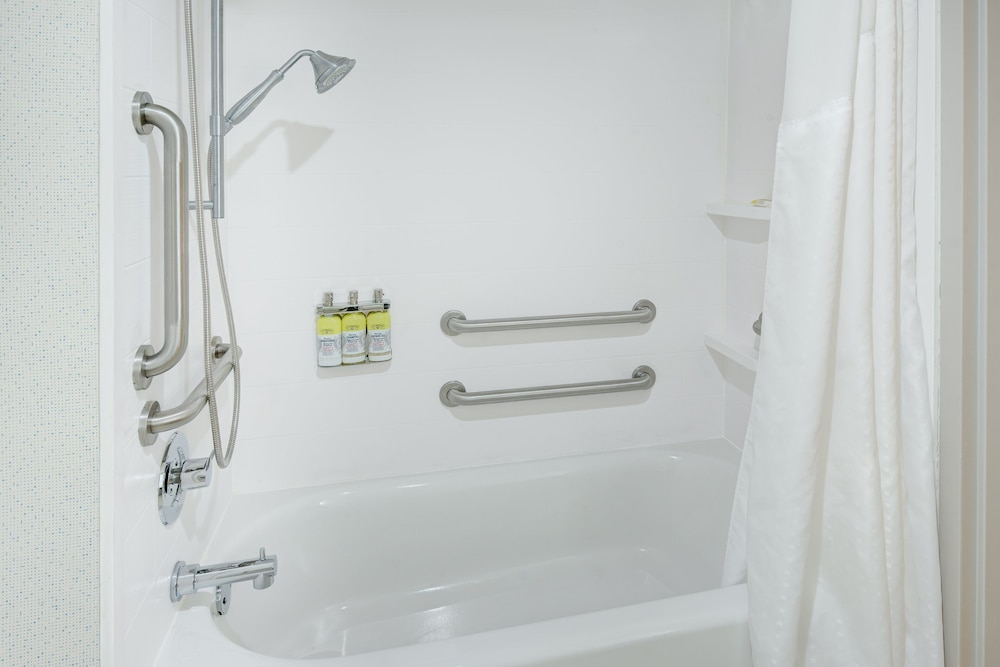 holiday inn express and suites west long branch eatontown