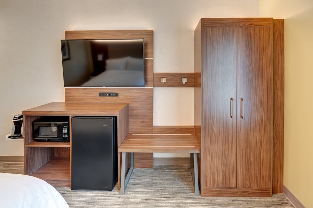 holiday inn express and suites west long branch eatontown