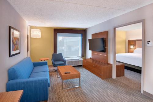 holiday inn express and suites west long branch eatontown