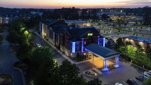 holiday inn express and suites williamsburg by ihg