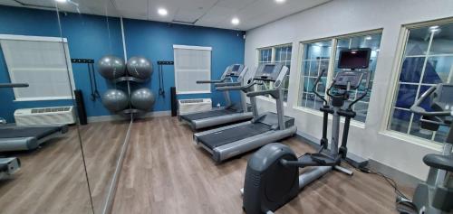 holiday inn express and suites williamsburg by ihg