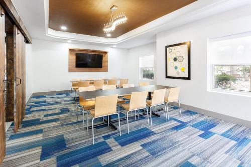 holiday inn express and suites williamsburg by ihg