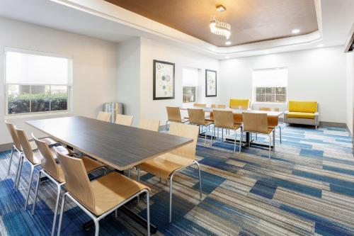 holiday inn express and suites williamsburg by ihg