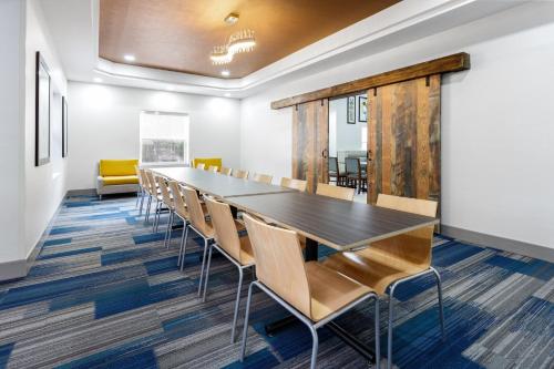 holiday inn express and suites williamsburg by ihg