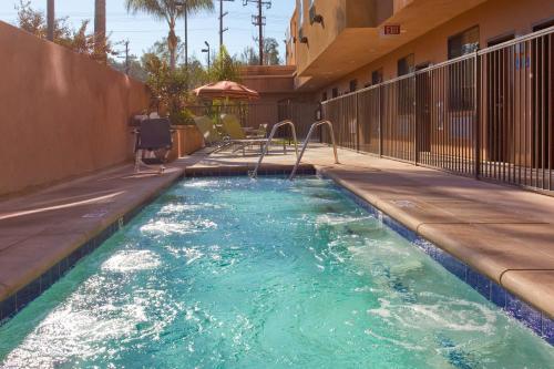 holiday inn express hotel and suites woodland hills by ihg