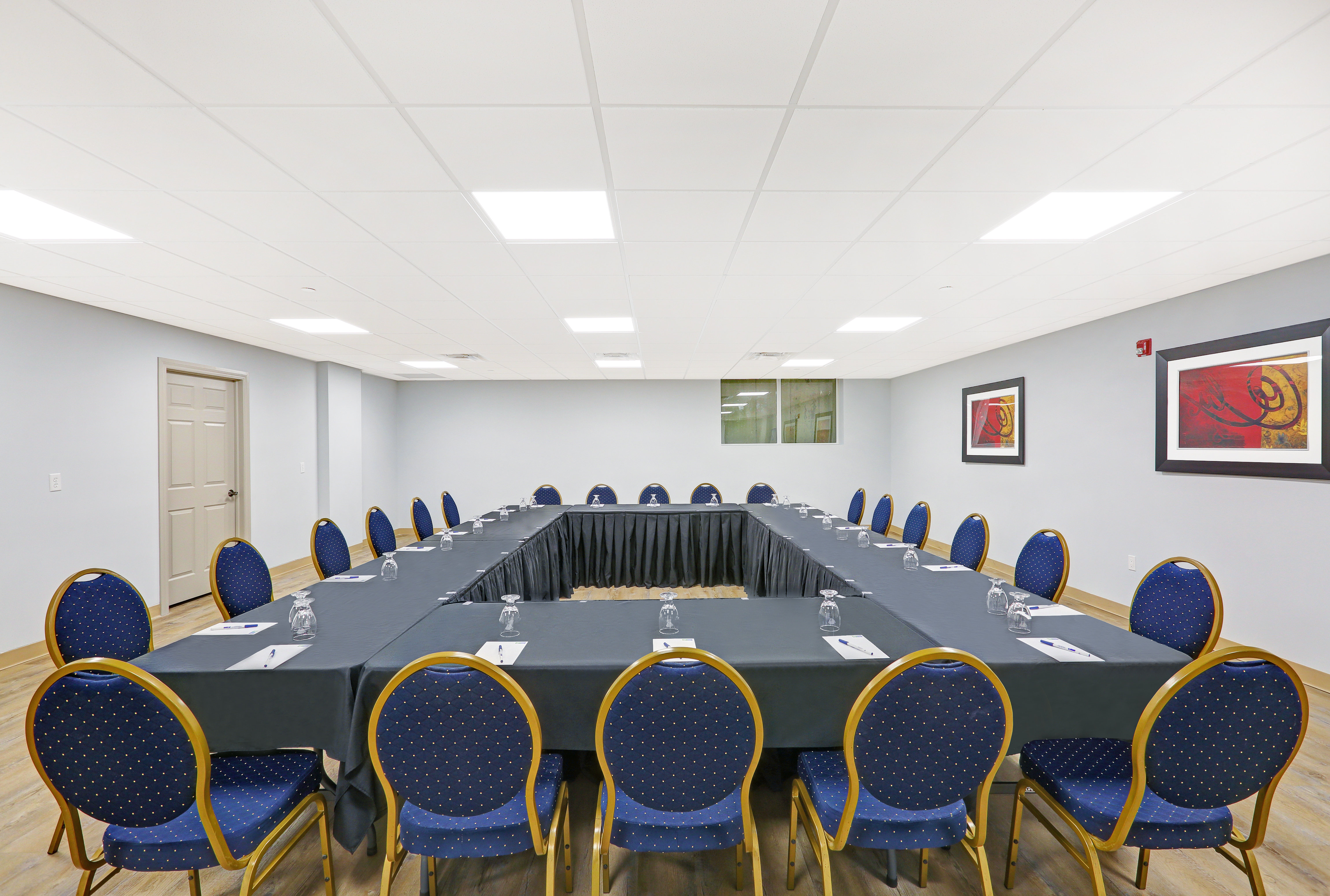 holiday inn express and suites woodstock south by ihg